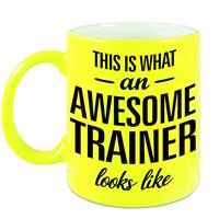 This Is What An Awesome Trainer Looks Like Tekst Cadeau Mok / Beker - Neon Geel - 330 Ml - Trainer / Coach Kado