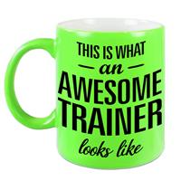 This Is What An Awesome Trainer Looks Like Tekst Cadeau Mok / Beker - Neon Groen - 330 Ml - Trainer / Coach Kado