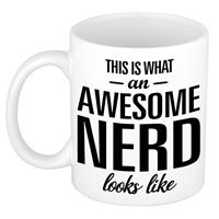 This Is What An Awesome Nerd Looks Like Cadeau Mok / Beker - 300 Ml - Verjaardag / Geslaagd - Kado Mok / Beker