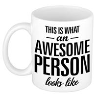 This Is What An Awesome Person Looks Like Cadeau Mok / Beker - 300 Ml - Verjaardag - Kado Mok / Beker