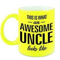 This Is What An Awesome Uncle Looks Like Cadeau Mok / Beker - 330 Ml - Neon Geel - Verjaardag - Kado Mok / Beker