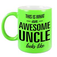 This Is What An Awesome Uncle Looks Like Cadeau Mok / Beker - 330 Ml - Neon Groen - Verjaardag - Kado Mok / Beker