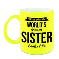 What The Worlds Greatest Sister Looks Like Cadeau Mok / Beker - 330 Ml - Neon Geel - Verjaardag / Bedankt Cadeau Zus