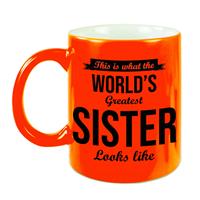 What The Worlds Greatest Sister Looks Like Cadeau Mok / Beker - 330 Ml - Neon Oranje - Verjaardag / Bedankt Cadeau Zus