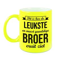 Dit Is Hoe De Leukste En Meest Geweldige Broer Eruitziet Cadeau Mok / Beker - Neon Geel - 330 Ml - Verjaardag / Bedankje