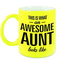 This Is What An Awesome Aunt Looks Like Cadeau Mok / Beker - Neon Geel - 330 Ml - Verjaardag - Kado Mok / Beker