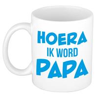 Bellatio Hoera Ik Word Papa Cadeau Mok / Beker Wit Met Blauwe Letters 300 Ml - Feest Mokken