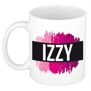 Bellatio Izzy naam cadeau mok / beker met roze verfstrepen - Cadeau collega/ moederdag/ verjaardag of als persoonlijke mok werknemers