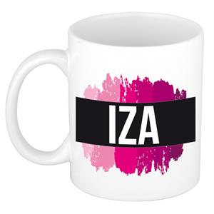 Bellatio Iza naam cadeau mok / beker met roze verfstrepen - Cadeau collega/ moederdag/ verjaardag of als persoonlijke mok werknemers
