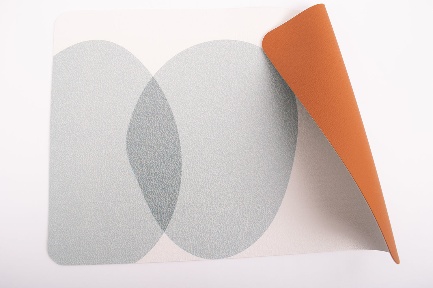 Kade 171 Luxe placemats lederlook - 6 stuks - dubbelzijdig wit met grijs vormen/bruin - rechthoekig - 45 x 30 cm - leer - leatherlook placemat