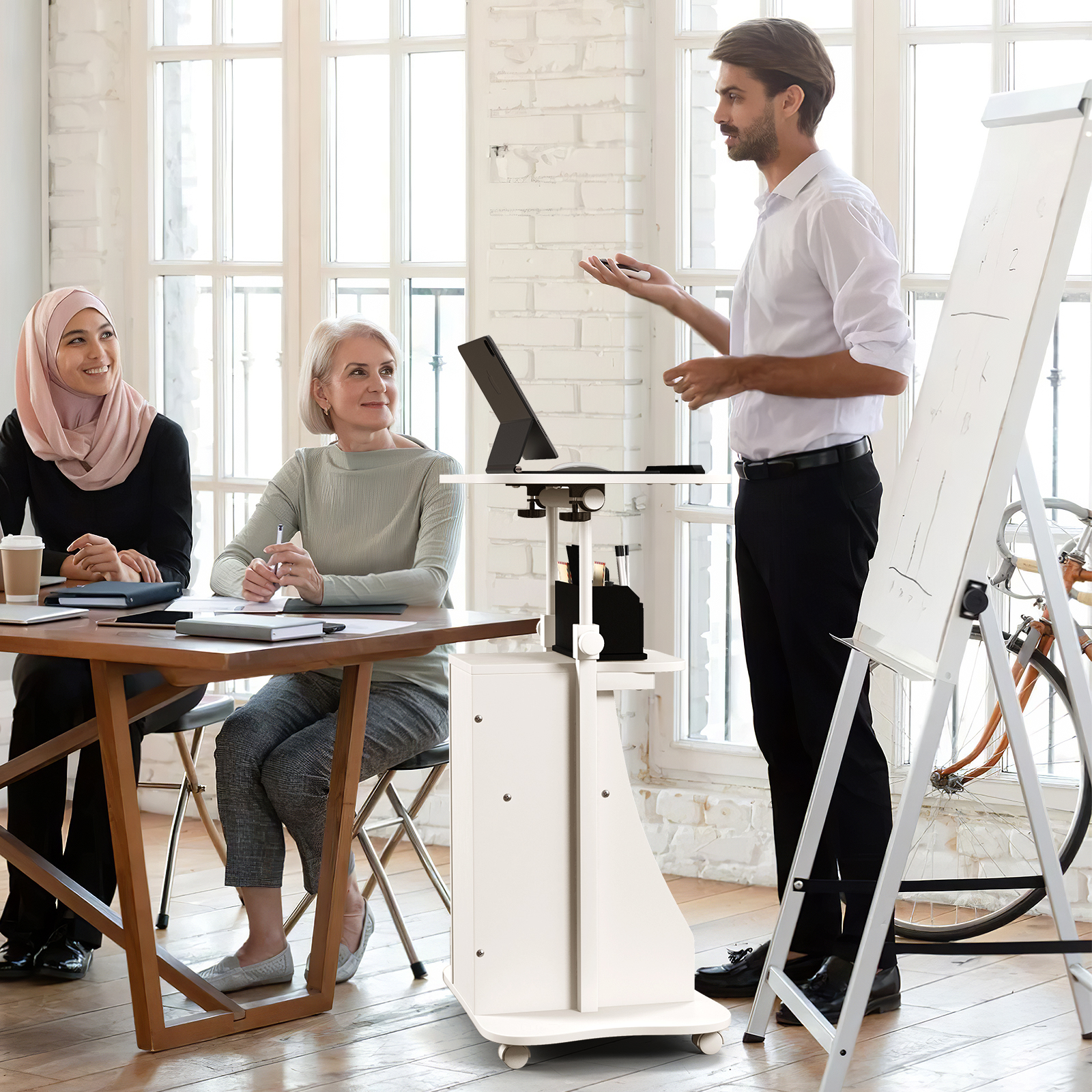 Costway Mobiele Computertafel om Staand of Zittend te Gebruiken met een Kantelbare Tafelblad en Kast voor de Thuiskantoor Wit