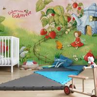 Bilderwelten Kindertapete - Erdbeerinchen Erdbeerfee - Im Garten - Vlies Fototapete Breit Größe HxB: 255cm x 384cm