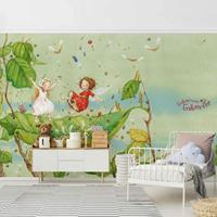 Bilderwelten Kindertapete - Erdbeerinchen Erdbeerfee - Trampolin - Vlies Fototapete Breit Größe HxB: 255cm x 384cm