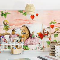 Bilderwelten Vliestapete - Erdbeerinchen Erdbeerfee - Auf dem Ast - Breit Größe HxB: 255cm x 384cm
