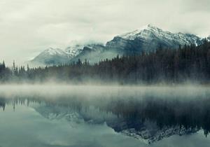 Wallarena Fototapete »Berge Wald im Nebel Natur Landschaft Vlies Tapete für Wohnzimmer oder Schlafzimmer Vliestapete Wandtapete Motivtapete«, Glatt, Berge, Vliestapete inklusive Kleis