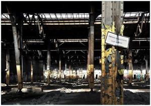 Wallario Vliestapete »Verlassene alte Fabrik-Halle mit leuchtenden Sonnenstrahlen«, Seidenmatte Oberfläche, hochwertiger Digitaldruck, in verschiedenen Größen erhältli