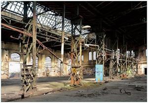 Wallario Vliestapete »Verlassene Industriehalle - Alte Fabrik«, Seidenmatte Oberfläche, hochwertiger Digitaldruck, in verschiedenen Größen erhältlich