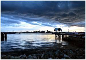 Wallario Vliestapete »Blick über das Wasser auf Vancouver«, Seidenmatte Oberfläche, hochwertiger Digitaldruck, in verschiedenen Größen erhältlich