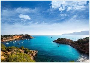 Wallario Vliestapete »Ibiza - Blick von einer Bucht aufs Meer«, Seidenmatte Oberfläche, hochwertiger Digitaldruck, in verschiedenen Größen erhältlich