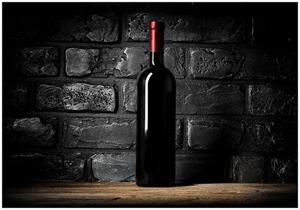 Wallario Vliestapete »Rotwein-Flasche am Abend«, Seidenmatte Oberfläche, hochwertiger Digitaldruck, in verschiedenen Größen erhältlich