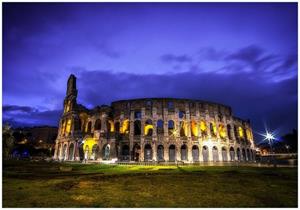 Wallario Vliestapete »Italien bei Nacht - Kollosseum in Rom, beleuchtet am Abend«, Seidenmatte Oberfläche, hochwertiger Digitaldruck, in verschiedenen Größen erhältlic