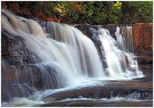 Wallario Vliestapete »Wasserfall im thailändischen Regenwald«, Seidenmatte Oberfläche, hochwertiger Digitaldruck, in verschiedenen Größen erhältlich