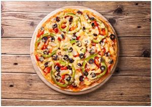 Wallario Vliestapete »Italienische Pizza mit Peperoni, Oliven. Paprika und Käse«, Seidenmatte Oberfläche, hochwertiger Digitaldruck, in verschiedenen Größen erhäl