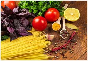 Wallario Vliestapete »Italienisches Menü mit Spaghetti, Tomaten, Basilikum und Gewürzen«, Seidenmatte Oberfläche, hochwertiger Digitaldruck, in verschiedenen Größ