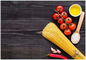 Wallario Vliestapete »Italienisches Menü mit Spaghetti, Tomaten, Salz und Chilischoten«, Seidenmatte Oberfläche, hochwertiger Digitaldruck, in verschiedenen Größen erh