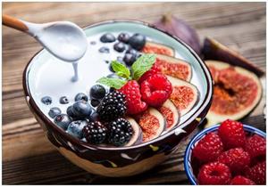 Wallario Vliestapete »Joghurt mit frischen Früchten«, Seidenmatte Oberfläche, hochwertiger Digitaldruck, in verschiedenen Größen erhältlich