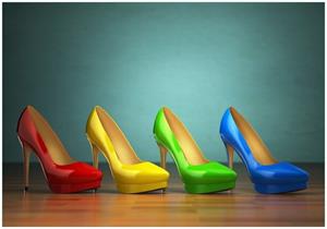 Wallario Vliestapete »Bunte Schuhe - High Heels für Frauen«, Seidenmatte Oberfläche, hochwertiger Digitaldruck, in verschiedenen Größen erhältlich