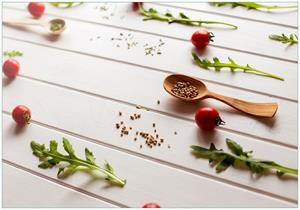 Wallario Vliestapete »Küche  Ruccola, Tomaten und Gewürze«, Seidenmatte Oberfläche, hochwertiger Digitaldruck, in verschiedenen Größen erhältlich