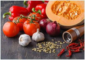 Wallario Vliestapete »Kürbissuppe - Zutaten Kürbis, Tomaten, Knoblauch, Zwiebeln und Pfeffer«, Seidenmatte Oberfläche, hochwertiger Digitaldruck, in verschiedenen Grö&s