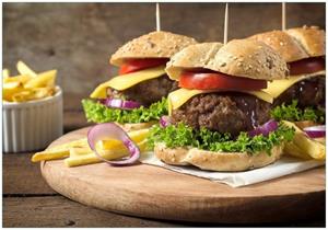 Wallario Vliestapete »Saftige Burger auf Holzbrett«, Seidenmatte Oberfläche, hochwertiger Digitaldruck, in verschiedenen Größen erhältlich