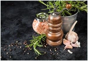 Wallario Vliestapete »Salz und Pfeffer mit Knoblauch und Rosmarin«, Seidenmatte Oberfläche, hochwertiger Digitaldruck, in verschiedenen Größen erhältlich