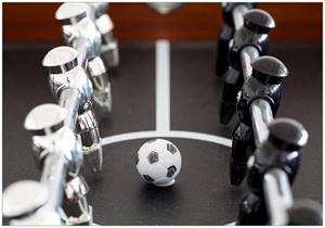 Wallario Vliestapete »Kicker-Tisch in Nahaufnahme - Ball in der Mitte«, Seidenmatte Oberfläche, hochwertiger Digitaldruck, in verschiedenen Größen erhältlich