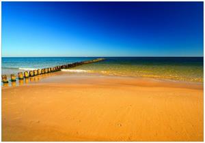 Wallario Vliestapete »Sandstrand in orange - Blaues Meer - Blauer Himmel«, Seidenmatte Oberfläche, hochwertiger Digitaldruck, in verschiedenen Größen erhältlich