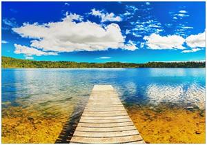 Wallario Vliestapete »Klarer See mit Steg - Blauer Himmel«, Seidenmatte Oberfläche, hochwertiger Digitaldruck, in verschiedenen Größen erhältlich