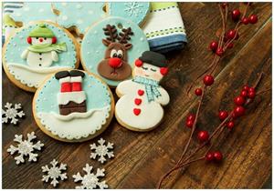 Wallario Vliestapete »Weihnachten in der Küche - Plätzchen auf einem Holztisch«, Seidenmatte Oberfläche, hochwertiger Digitaldruck, in verschiedenen Größen erh&au