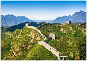 Wallario Vliestapete »Die Chinesische Mauer - Wahrzeichen in China im Sommer«, Seidenmatte Oberfläche, hochwertiger Digitaldruck, in verschiedenen Größen erhältlich