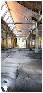 Wallario Türtapete »Alte Industriehalle leerstehend und einsam«, glatt, ohne Struktur