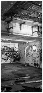 Wallario Türtapete »Alte verlassene Fabrik in schwarz weiß mit Graffiti«, glatt, ohne Struktur