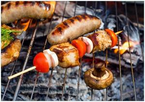 Wallario Vliestapete »Schaschlik und Würste auf einem Grill«, Seidenmatte Oberfläche, hochwertiger Digitaldruck, in verschiedenen Größen erhältlich