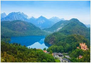 Wallario Vliestapete »Schloss Hohenschwangau neben dem Alpsee«, Seidenmatte Oberfläche, hochwertiger Digitaldruck, in verschiedenen Größen erhältlich