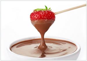 Wallario Vliestapete »Schoko-fondue mit Erdbeer am Stiel«, Seidenmatte Oberfläche, hochwertiger Digitaldruck, in verschiedenen Größen erhältlich