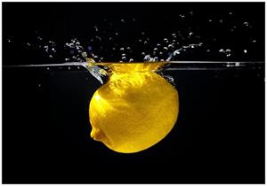 Wallario Vliestapete »Zitrone im Wasser - Frisches Obst für die Küche«, Seidenmatte Oberfläche, hochwertiger Digitaldruck, in verschiedenen Größen erhältlich