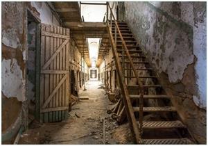 Wallario Vliestapete »Leuchtender Gang in altem verlassenen Gefängnis«, Seidenmatte Oberfläche, hochwertiger Digitaldruck, in verschiedenen Größen erhältlich