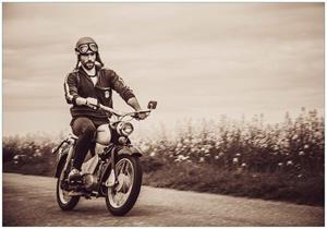 Wallario Vliestapete »Simson Fahrer in der DDR in Sepiafarben«, Seidenmatte Oberfläche, hochwertiger Digitaldruck, in verschiedenen Größen erhältlich