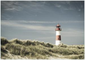 Wallario Vliestapete »Leuchtturm auf der Düne am Strand«, Seidenmatte Oberfläche, hochwertiger Digitaldruck, in verschiedenen Größen erhältlich