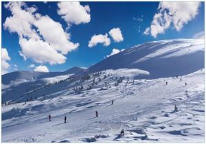 Wallario Vliestapete »Ski-Piste in den Alpen«, Seidenmatte Oberfläche, hochwertiger Digitaldruck, in verschiedenen Größen erhältlich